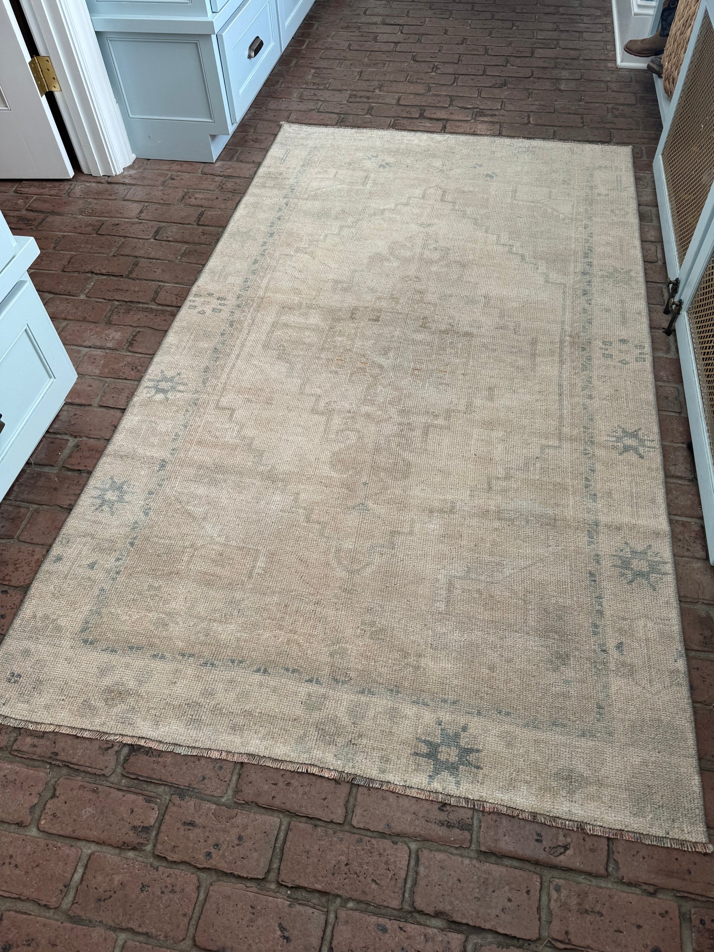 4'2" x 7'6" Area Rug