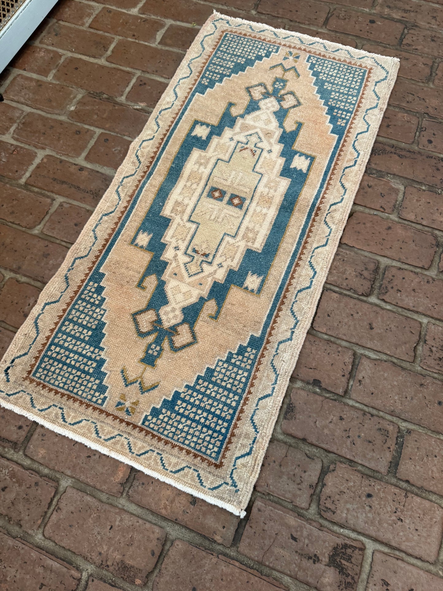 1'9" x 3'8" Turkish Rug