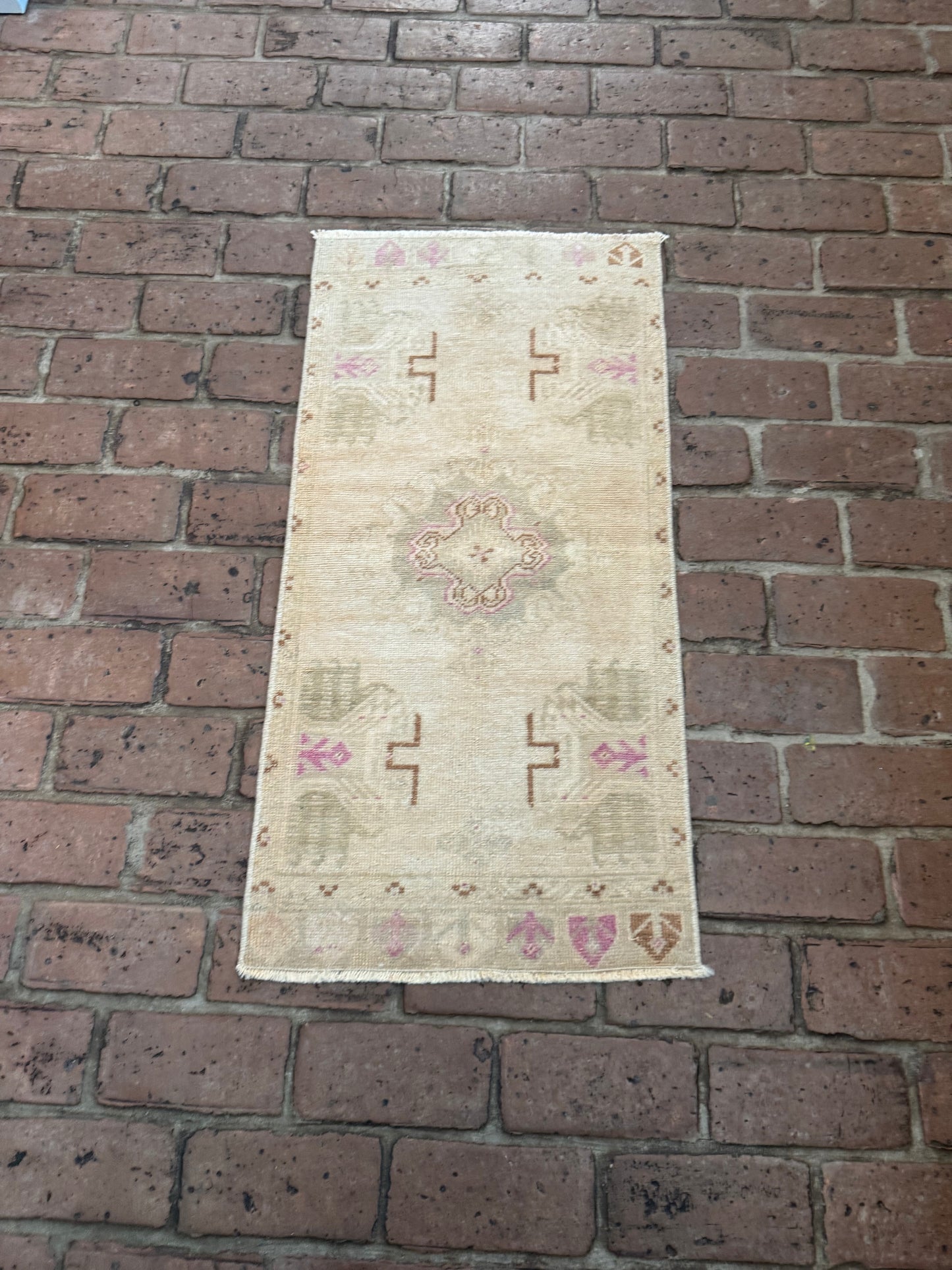 1'7" x 3'2" Turkish Rug