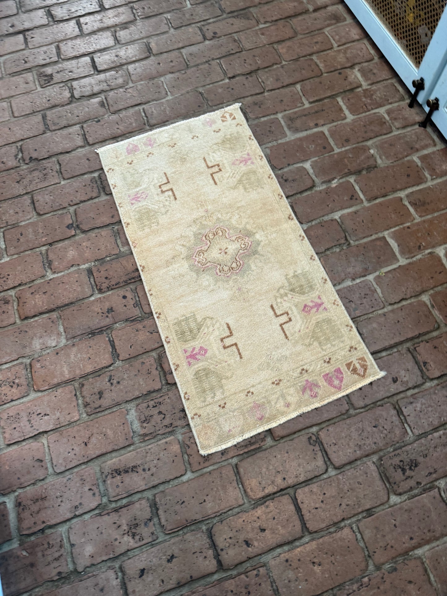 1'7" x 3'2" Turkish Rug