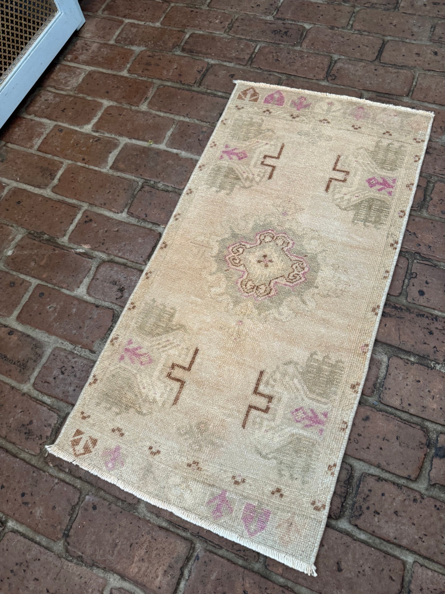 1'7" x 3'2" Turkish Rug