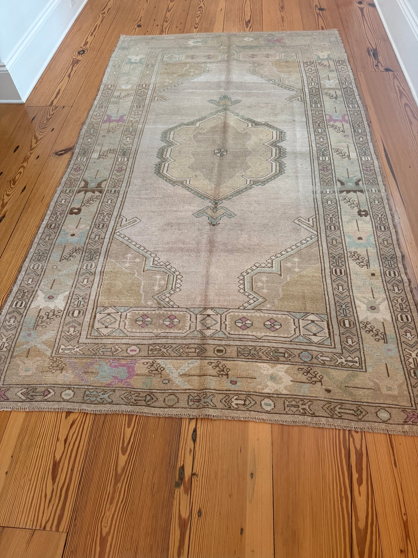 5'2" x 9' Area Rug with Pops of Color