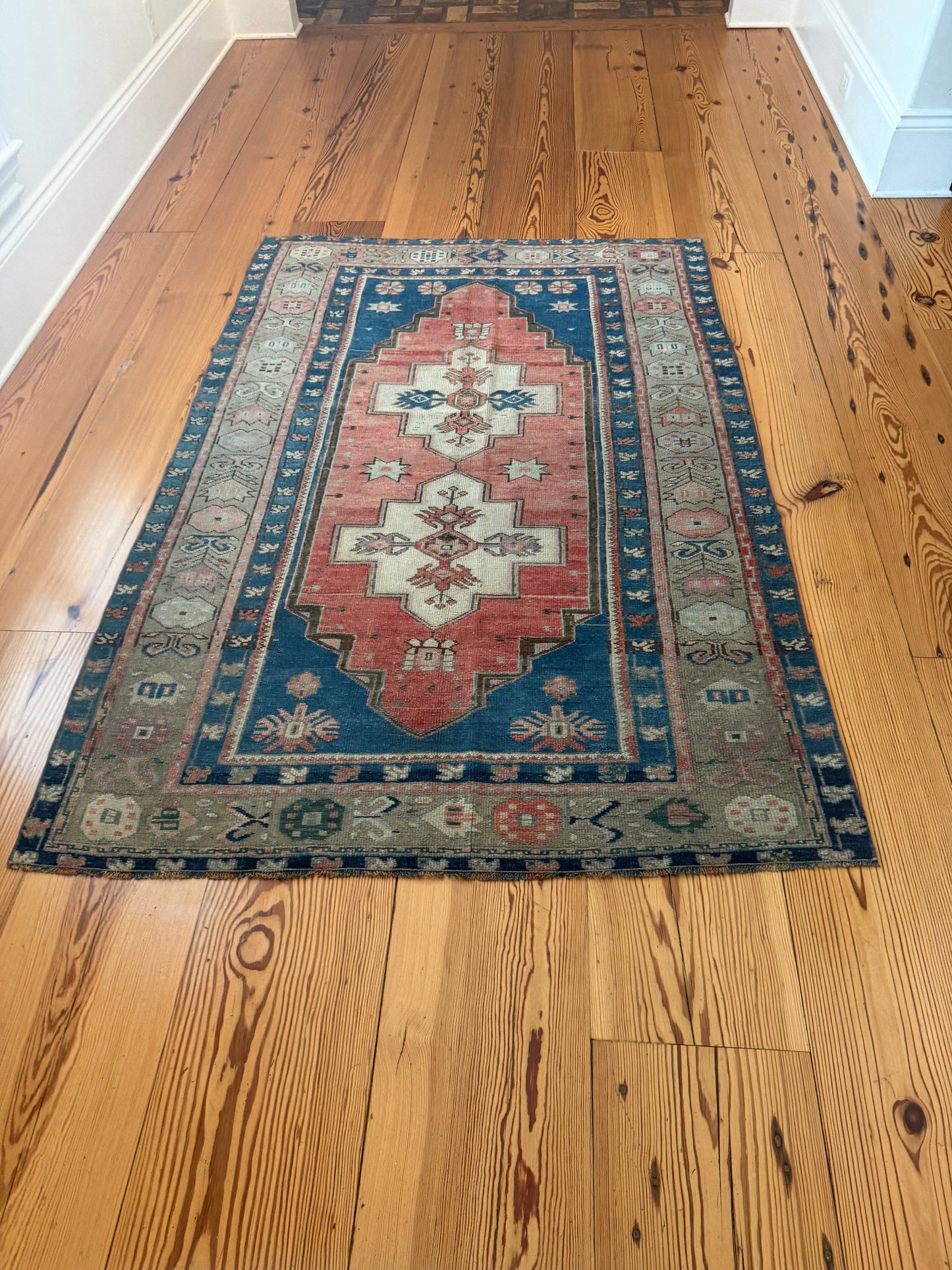 4'4" x 6'4" Area Rug with Navy and Red