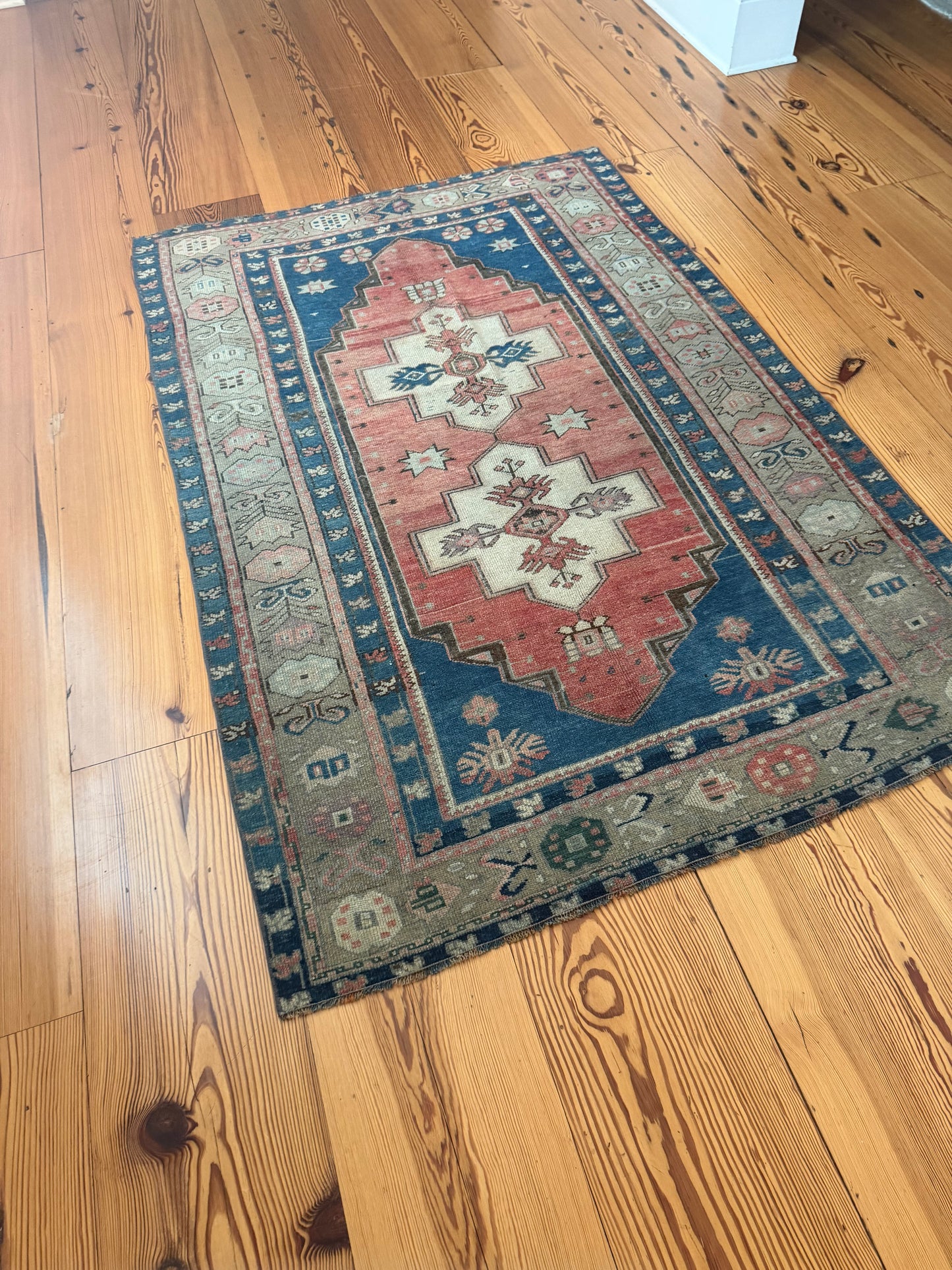 4'4" x 6'4" Area Rug with Navy and Red