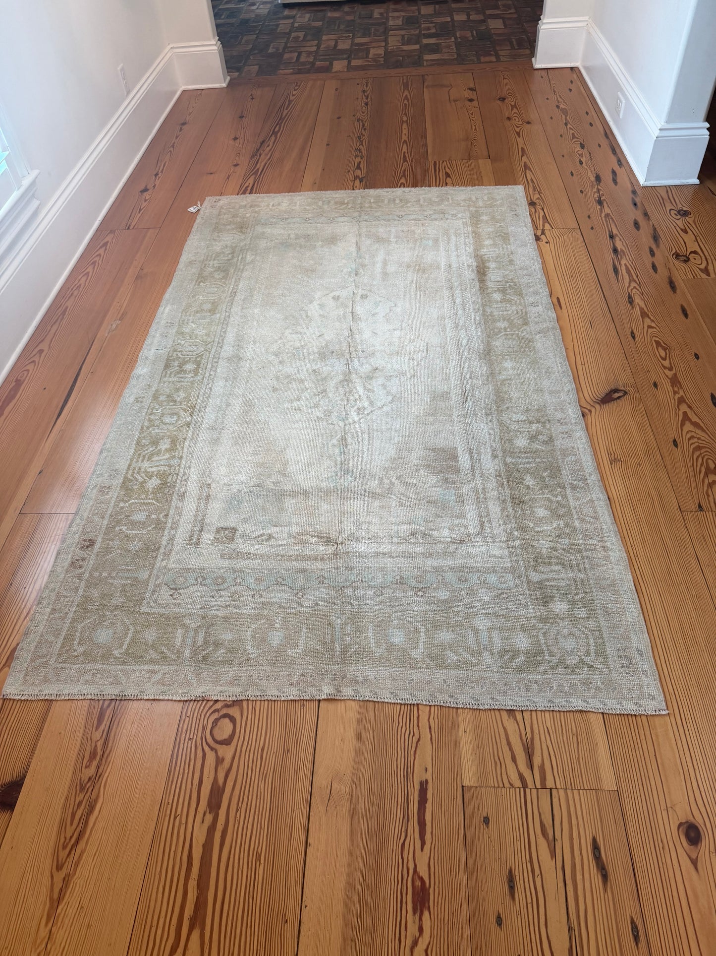 4'7" x 7'8" Area Rug