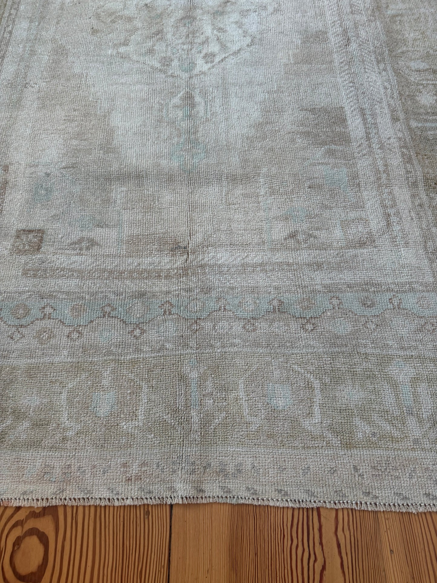 4'7" x 7'8" Area Rug