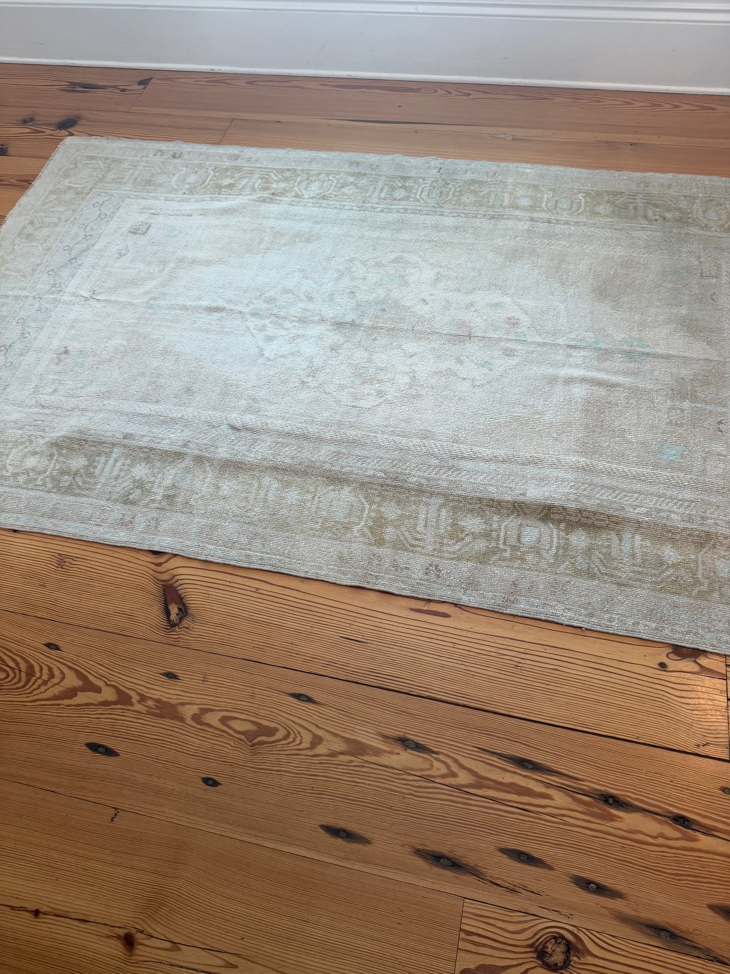 4'7" x 7'8" Area Rug