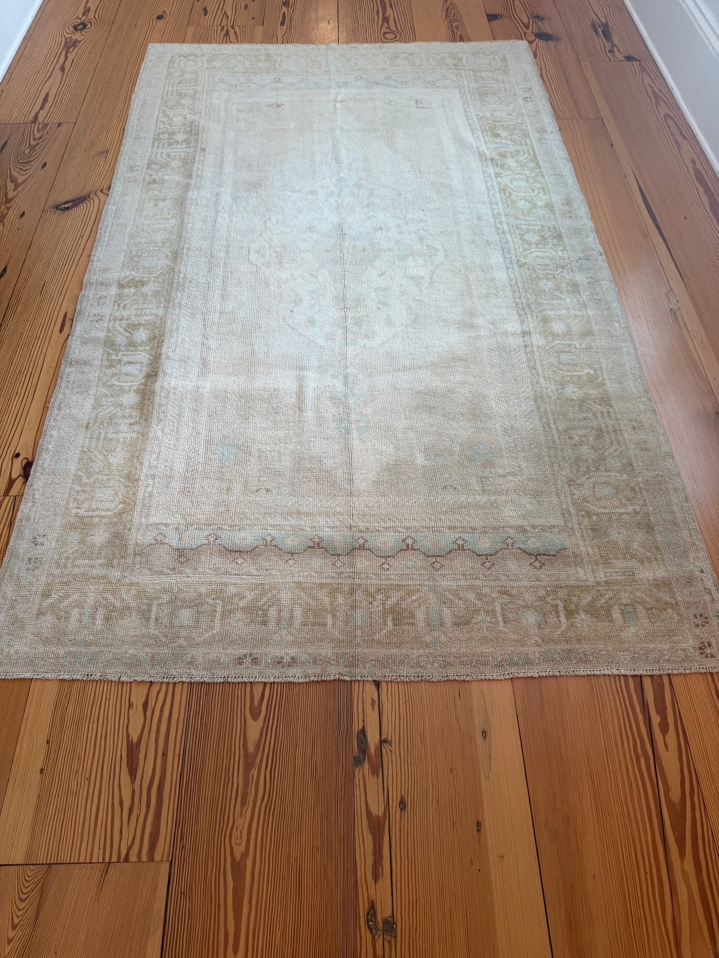 4'7" x 7'8" Area Rug