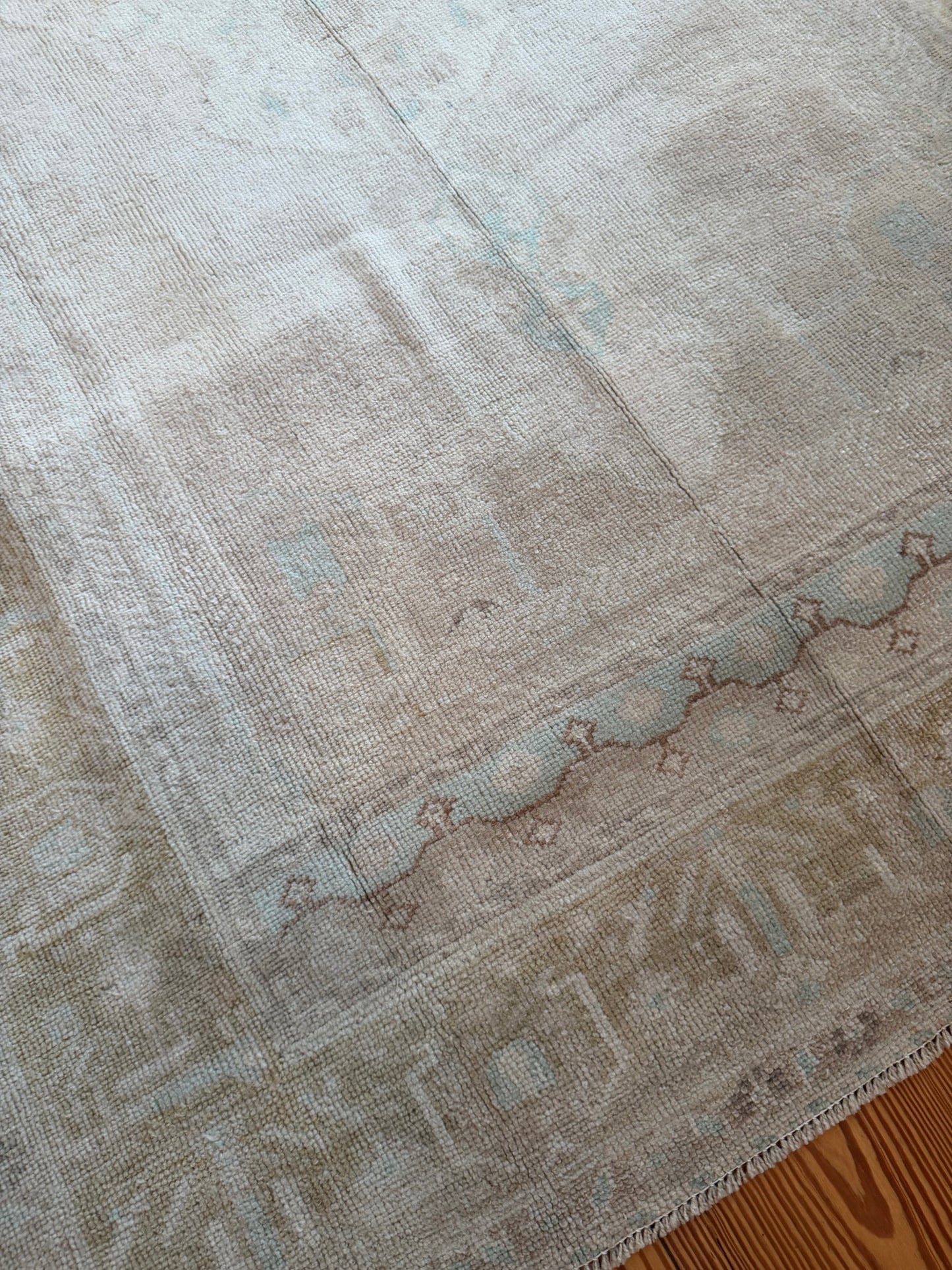 4'7" x 7'8" Area Rug