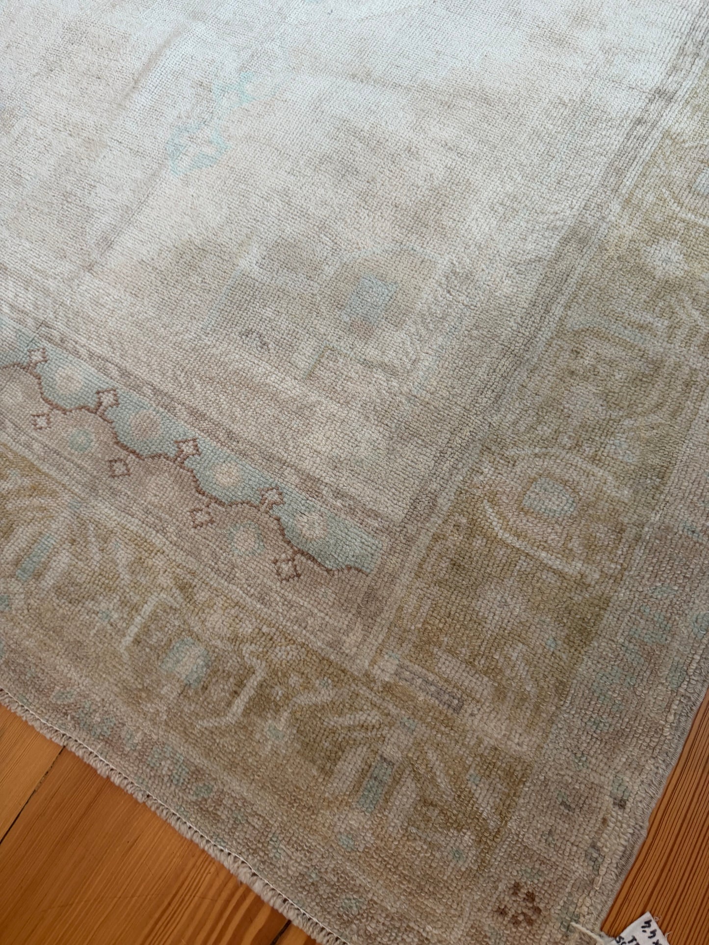 4'7" x 7'8" Area Rug