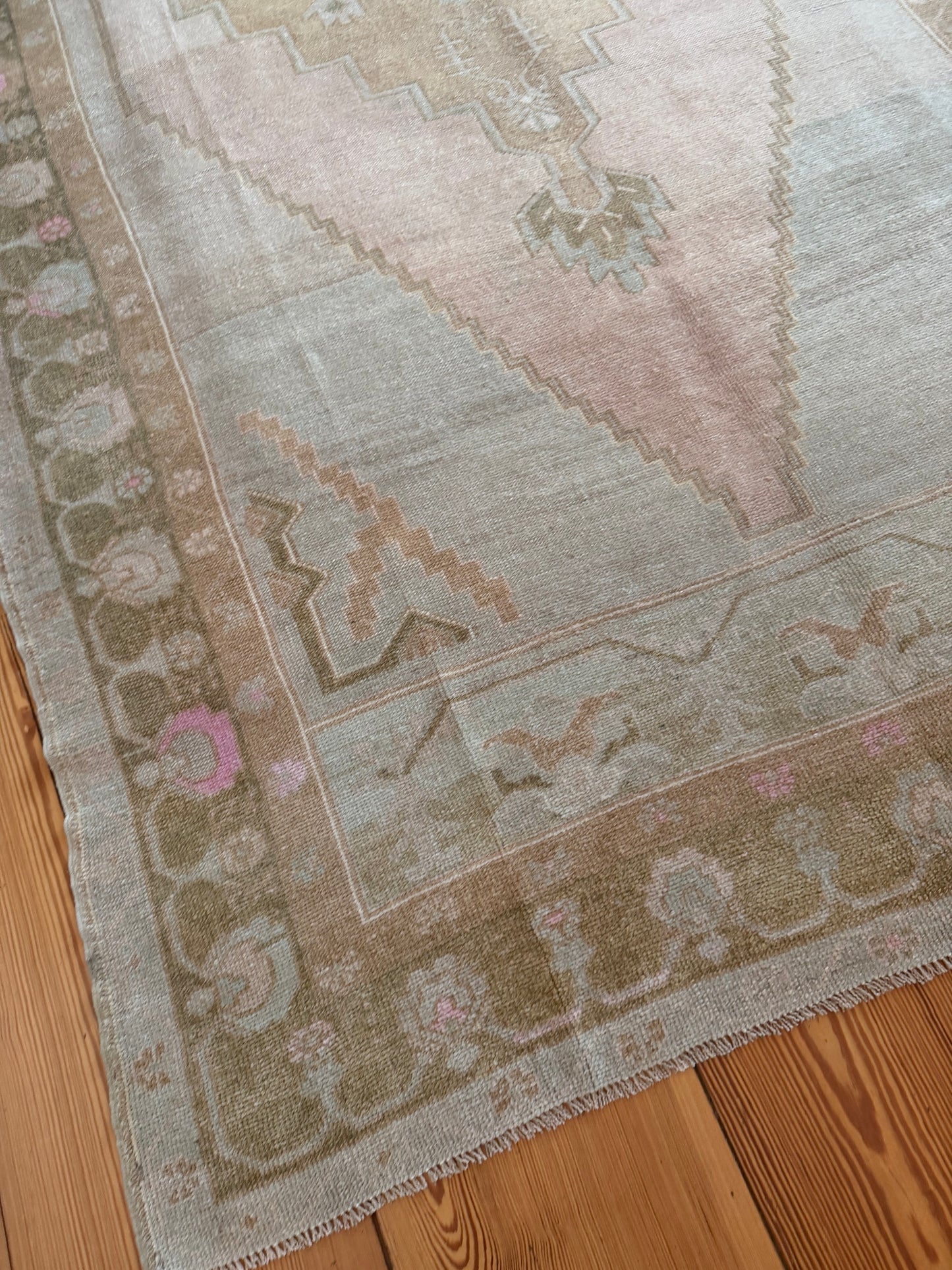 5' x 10'1" Large Area Rug