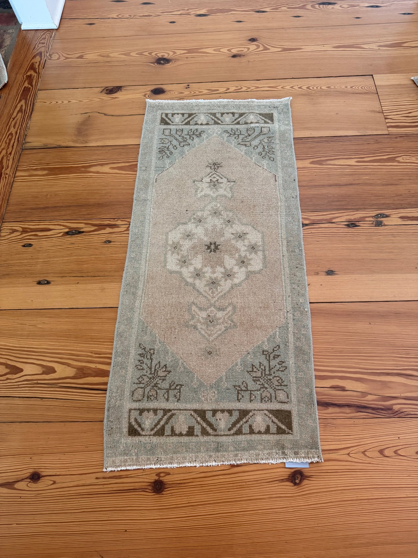 1'7.5" x 3'9" Small Turkish Rug