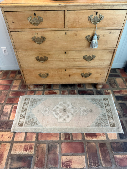 1'7.5" x 3'9" Small Turkish Rug