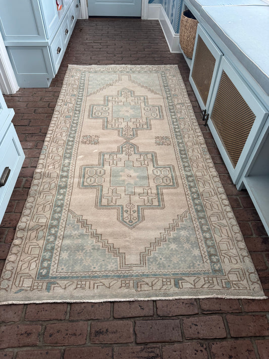 4'4" x 9' Area Rug