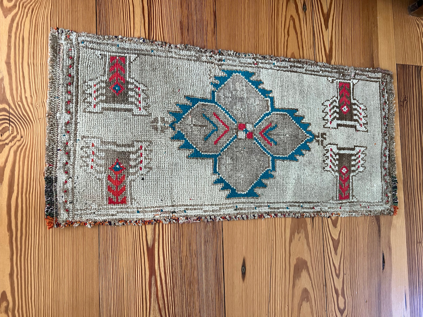 1'5" x 3' Small Rug with Red