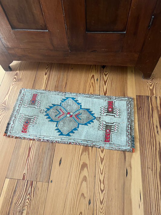 1'5" x 3' Small Rug with Red